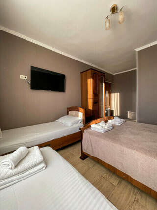 Гостиница Лина Адлер Классический четырехместный номер-2