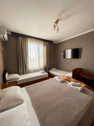Гостиница Лина Адлер Классический четырехместный номер-1